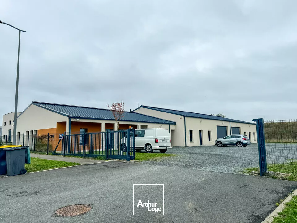 AMBOISE CHARGE - A VENDRE 3 LOCAUX D'ACTIVITES - TERRAIN CLOS DE 1 900 M²