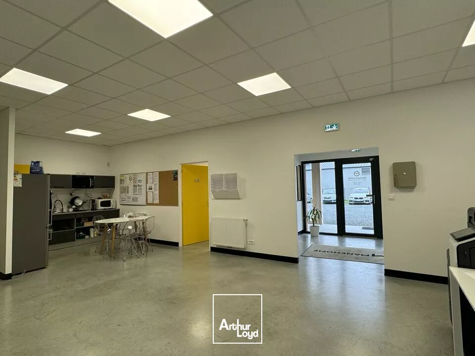 AMBOISE CHARGE - A VENDRE 3 LOCAUX D'ACTIVITES - TERRAIN CLOS DE 1 900 M²