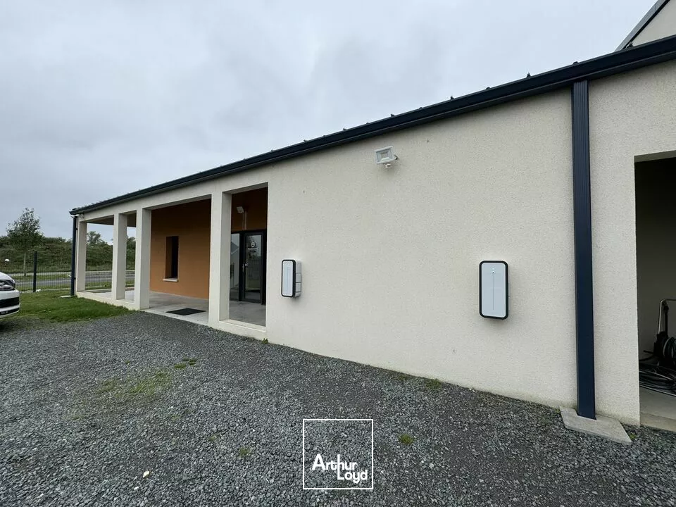 AMBOISE CHARGE - A VENDRE 3 LOCAUX D'ACTIVITES - TERRAIN CLOS DE 1 900 M²