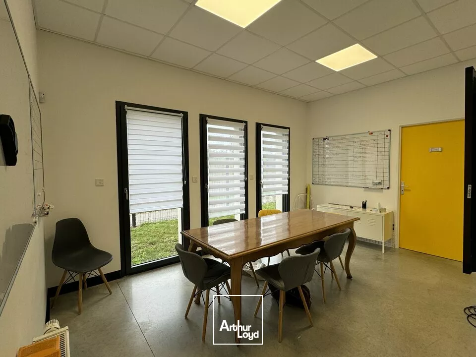 AMBOISE CHARGE - A VENDRE 3 LOCAUX D'ACTIVITES - TERRAIN CLOS DE 1 900 M²