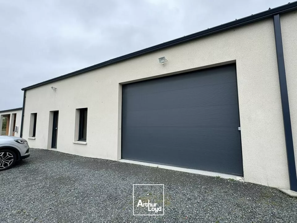 AMBOISE CHARGE - A VENDRE 3 LOCAUX D'ACTIVITES - TERRAIN CLOS DE 1 900 M²