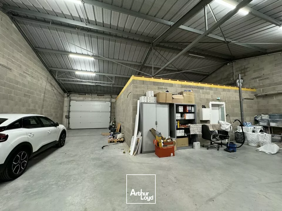 AMBOISE CHARGE - A VENDRE 3 LOCAUX D'ACTIVITES - TERRAIN CLOS DE 1 900 M²