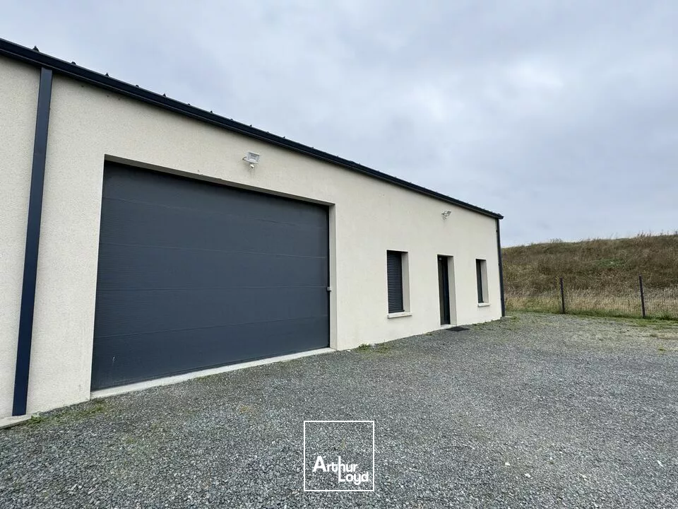 AMBOISE CHARGE - A VENDRE 3 LOCAUX D'ACTIVITES - TERRAIN CLOS DE 1 900 M²