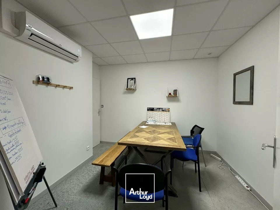 AMBOISE CHARGE - A VENDRE 3 LOCAUX D'ACTIVITES - TERRAIN CLOS DE 1 900 M²