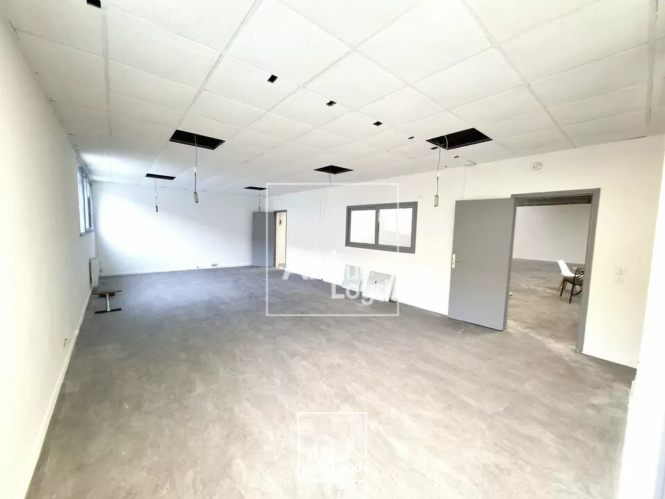 A proximité immédiate des axes routiers