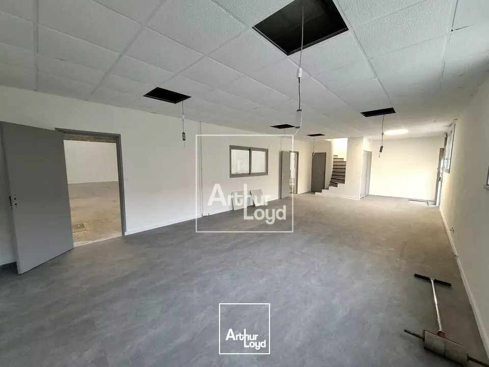 A proximité immédiate des axes routiers