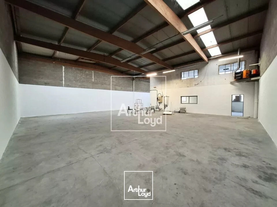 A proximité immédiate des axes routiers