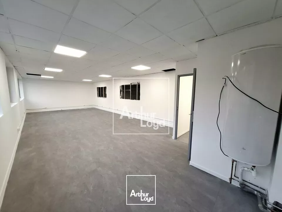 A proximité immédiate des axes routiers