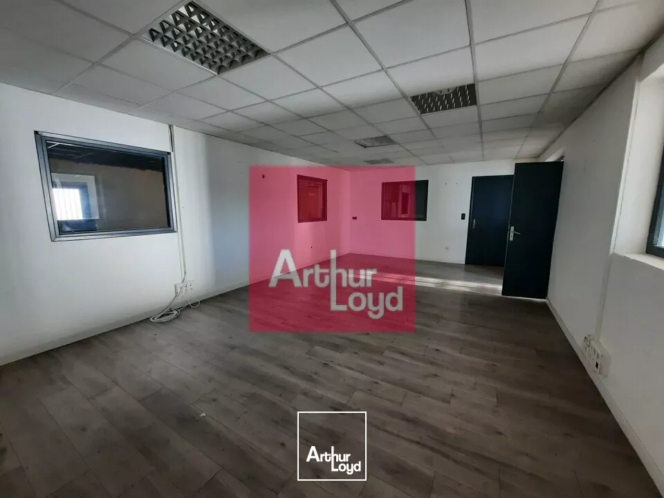 GERZAT A LOUER ENTREPOT 2400 M² - PARCELLE 10 000 M²