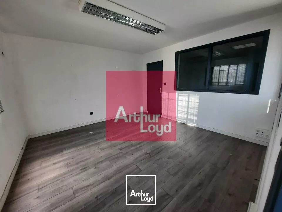 GERZAT A LOUER ENTREPOT 2400 M² - PARCELLE 10 000 M²