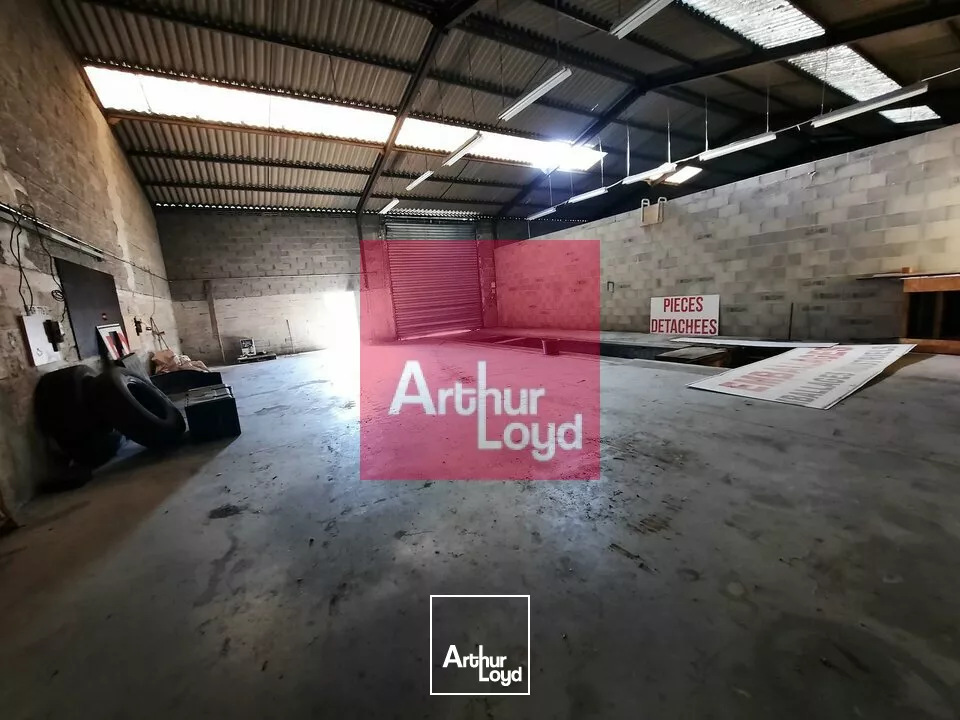 GERZAT A LOUER ENTREPOT 2400 M² - PARCELLE 10 000 M²