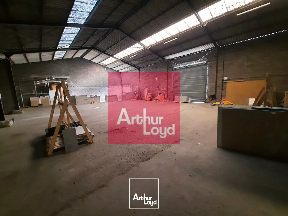GERZAT A LOUER ENTREPOT 2400 M² - PARCELLE 10 000 M²