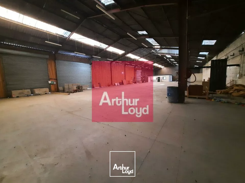 GERZAT A LOUER ENTREPOT 2400 M² - PARCELLE 10 000 M²
