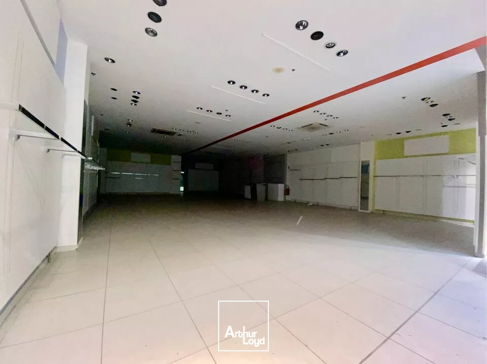 CELLULE COMMERCIAL 293M2 Auchan Mont Gaillard 