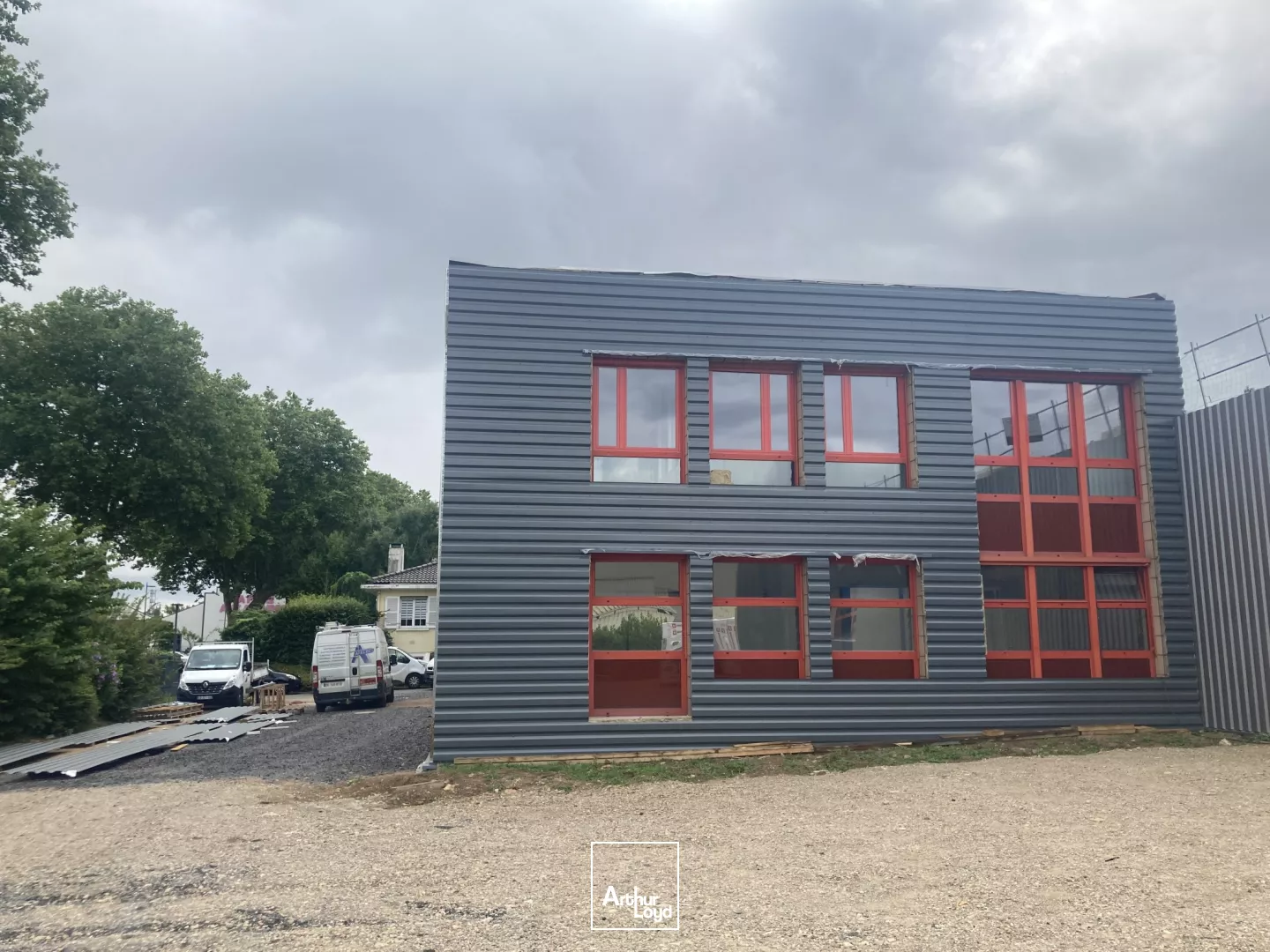 MACON PROCHE CENTRE - A louer à Mâcon, bureaux cloisonnés avec parkings privatifs