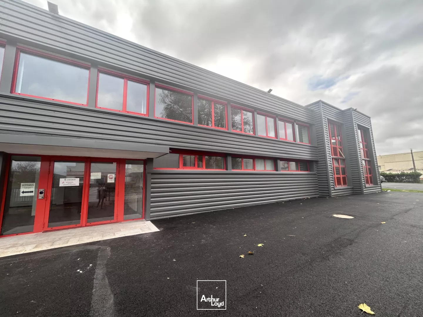 MACON PROCHE CENTRE - A louer à Mâcon, bureaux cloisonnés avec parkings privatifs