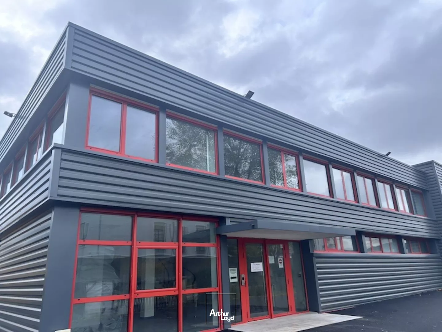 MACON PROCHE CENTRE - A louer à Mâcon, bureaux cloisonnés avec parkings privatifs