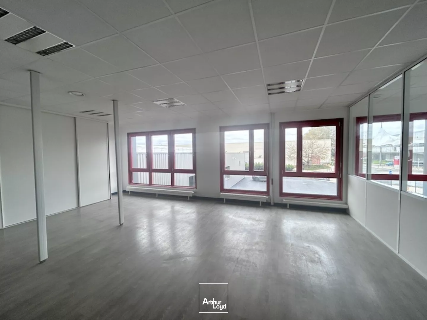 MACON PROCHE CENTRE - A louer à Mâcon, bureaux cloisonnés avec parkings privatifs