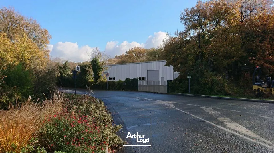 GRAND POITIERS - SAINT BENOIT - A LOUER LOCAL D'ACTIVITE DE 270M²