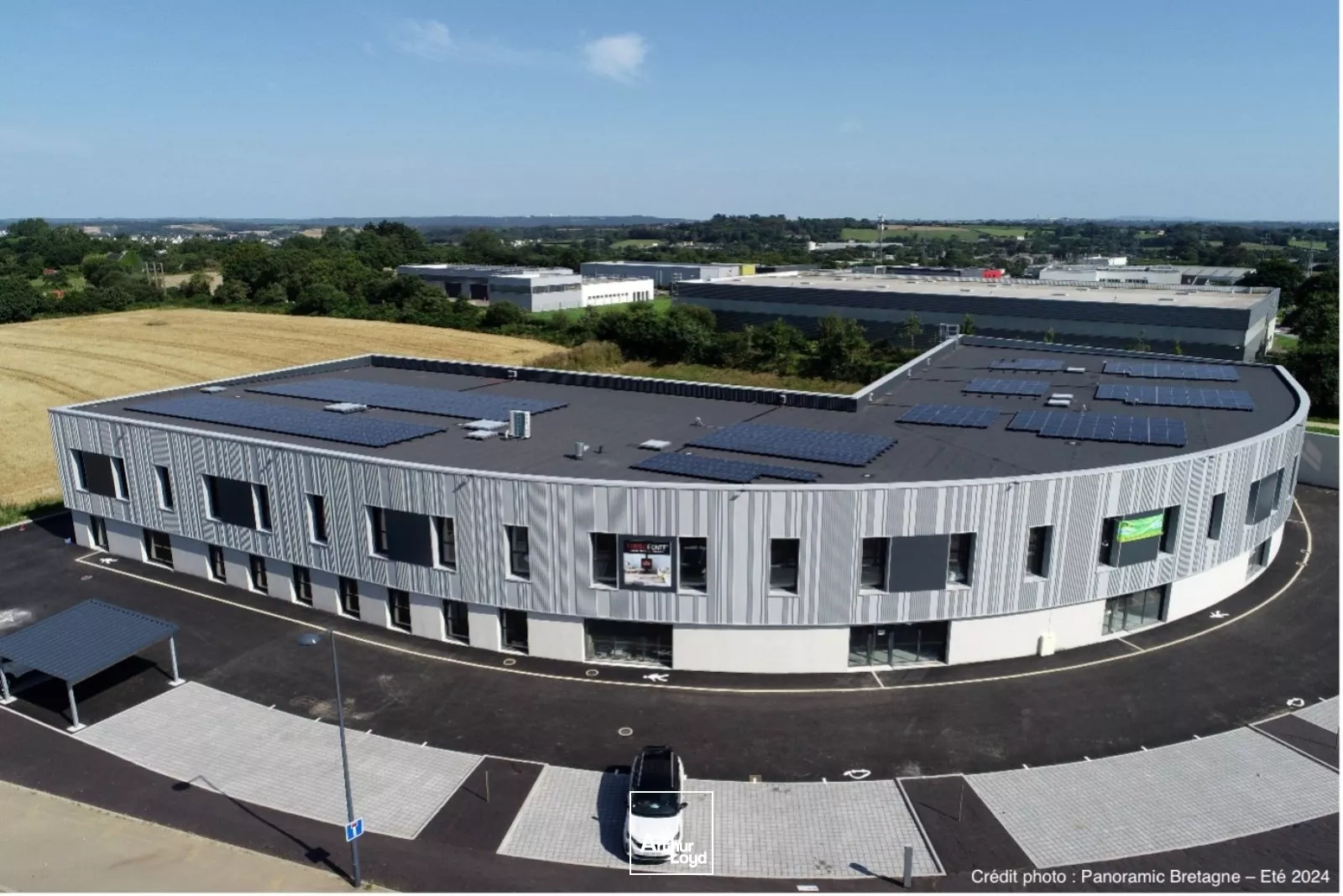 LOCAUX ACTIVITES 408 M² LAVALLOT A VENDRE