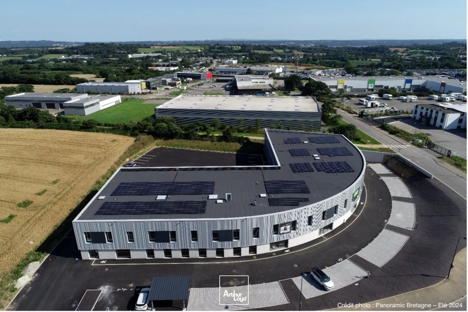 LOCAUX ACTIVITES 408 M² LAVALLOT A VENDRE