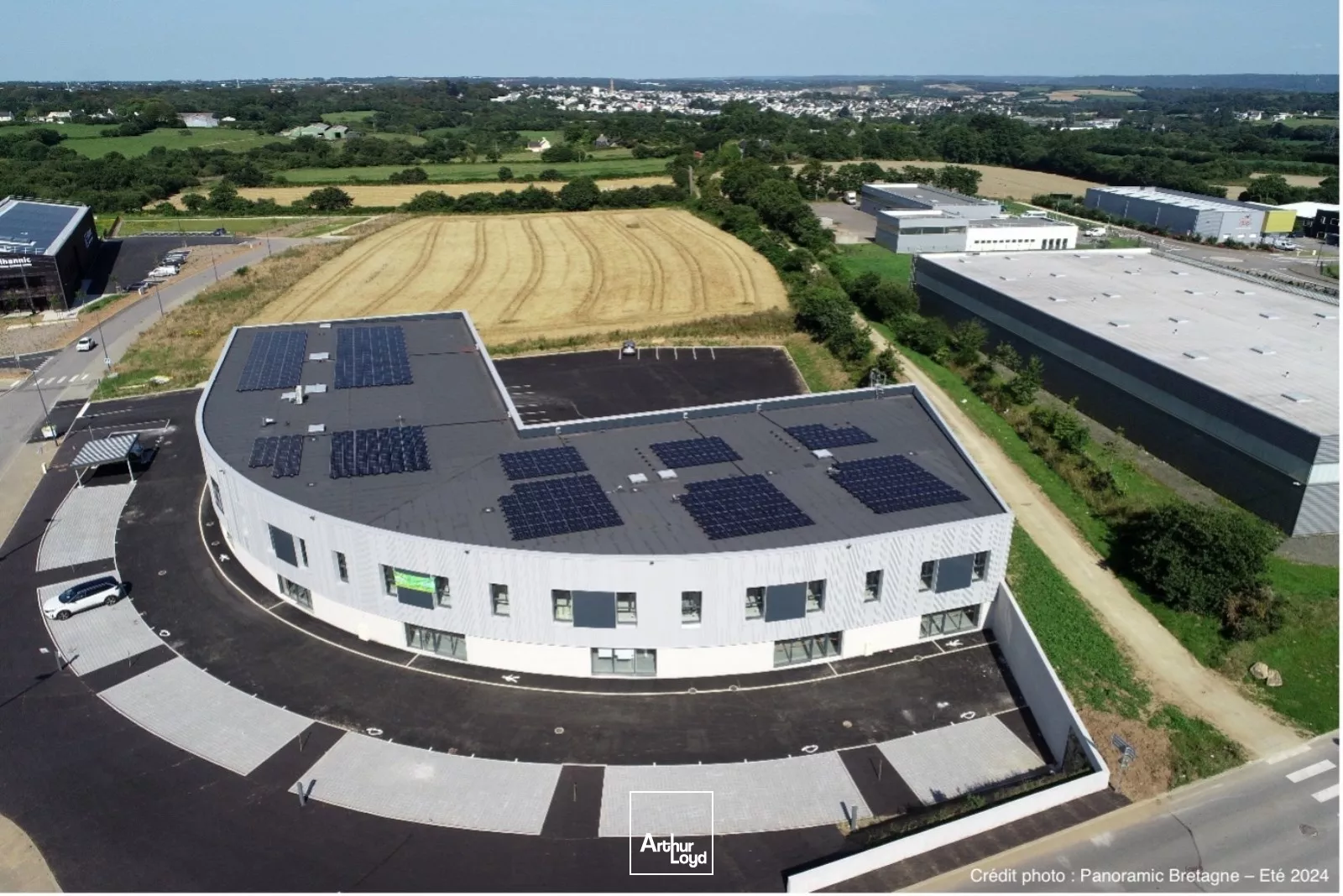 LOCAUX ACTIVITES 408 M² LAVALLOT A VENDRE