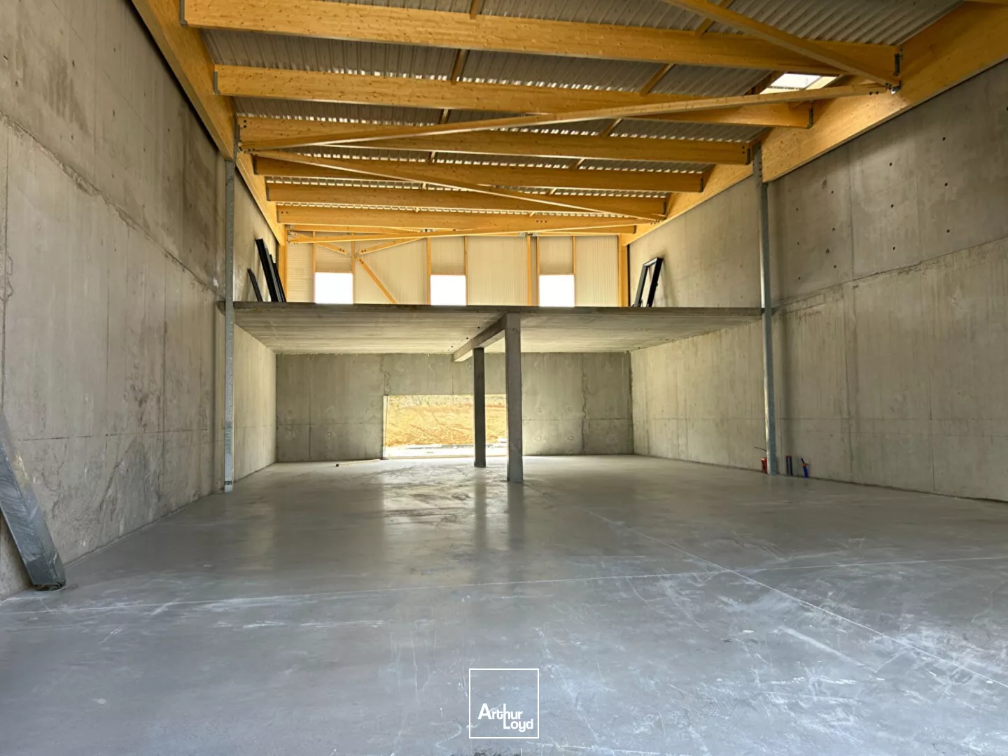 LOCAUX ACTIVITES 408 M² LAVALLOT A VENDRE