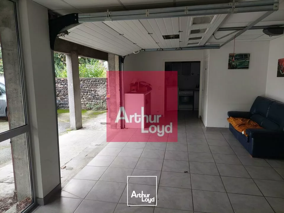 A LOUER LOCAL COMMERCIAL 110 M² + 5 places de stationnement