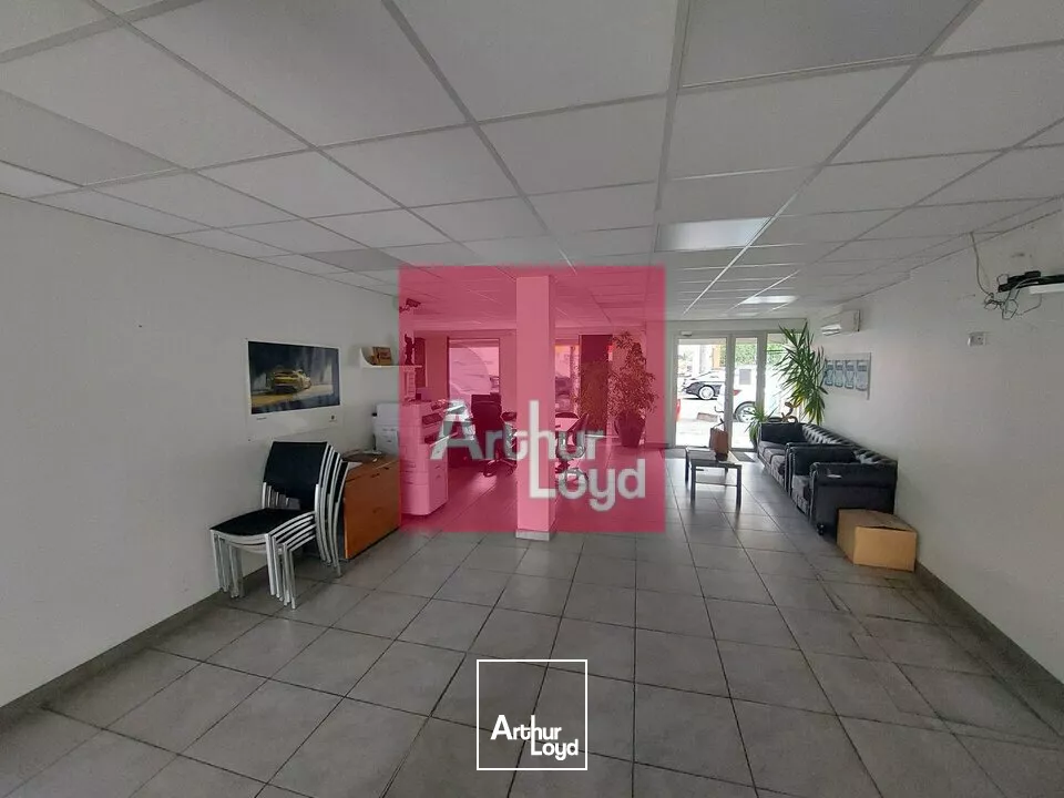 A LOUER LOCAL COMMERCIAL 110 M² + 5 places de stationnement