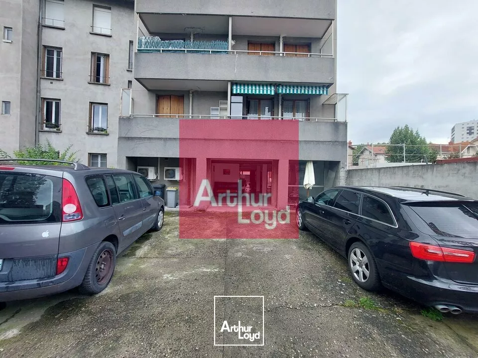 A LOUER LOCAL COMMERCIAL 110 M² + 5 places de stationnement