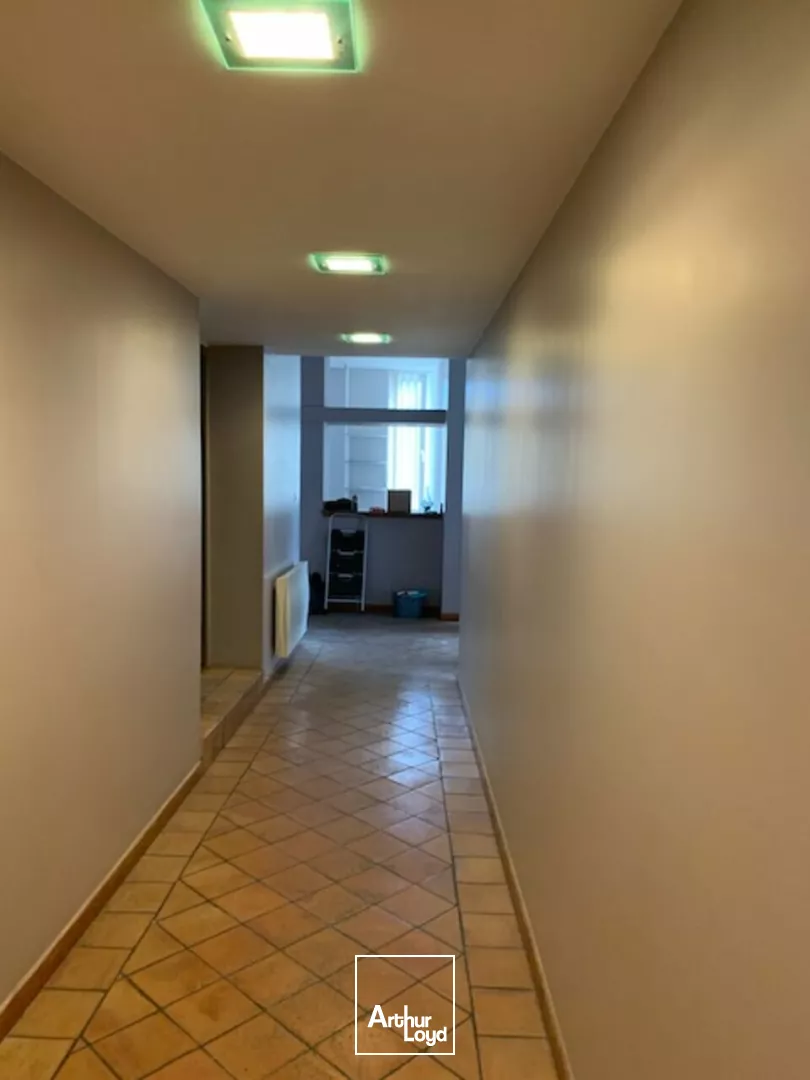 Carpentras centre ville, bureaux à vendre avec cours intérieure dans un immeuble de caractère