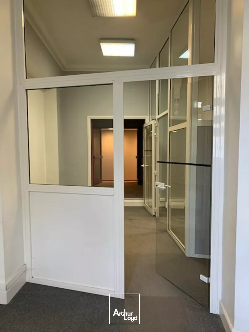 Carpentras centre ville, bureaux à vendre avec cours intérieure dans un immeuble de caractère