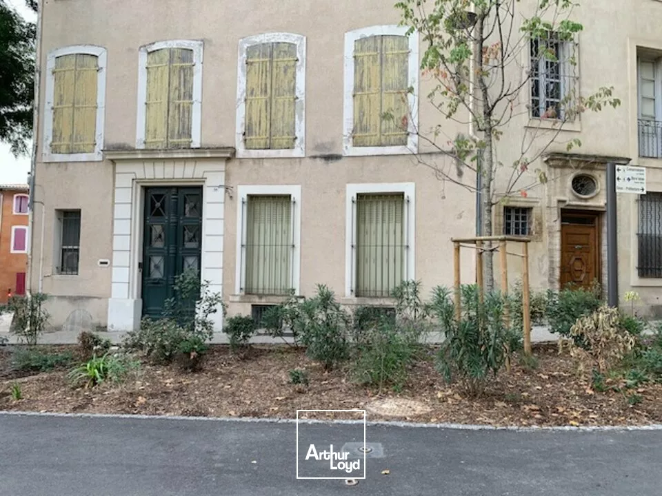 Carpentras centre ville, bureaux à vendre avec cours intérieure dans un immeuble de caractère
