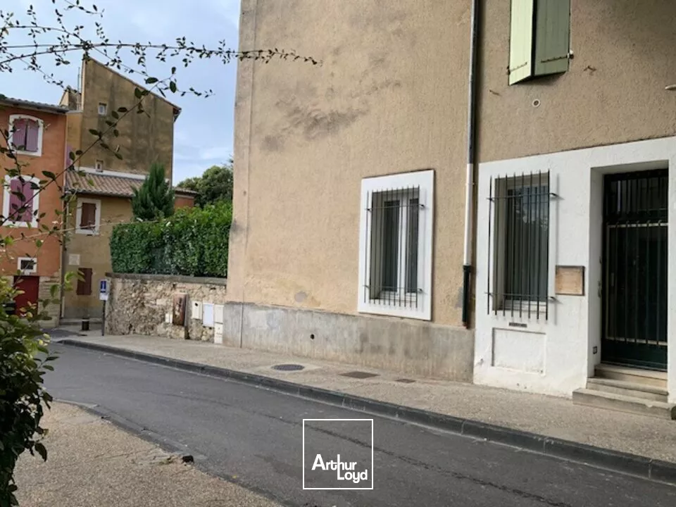 Carpentras centre ville, bureaux à vendre avec cours intérieure dans un immeuble de caractère