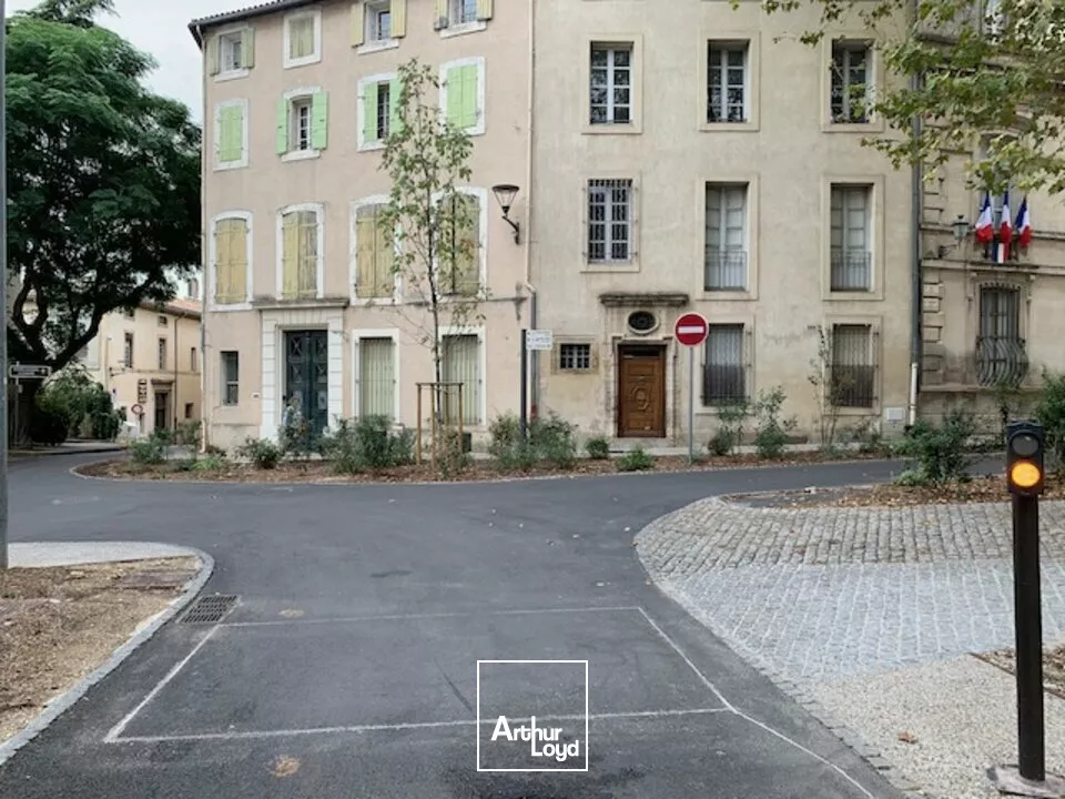 Carpentras centre ville, bureaux à vendre avec cours intérieure dans un immeuble de caractère