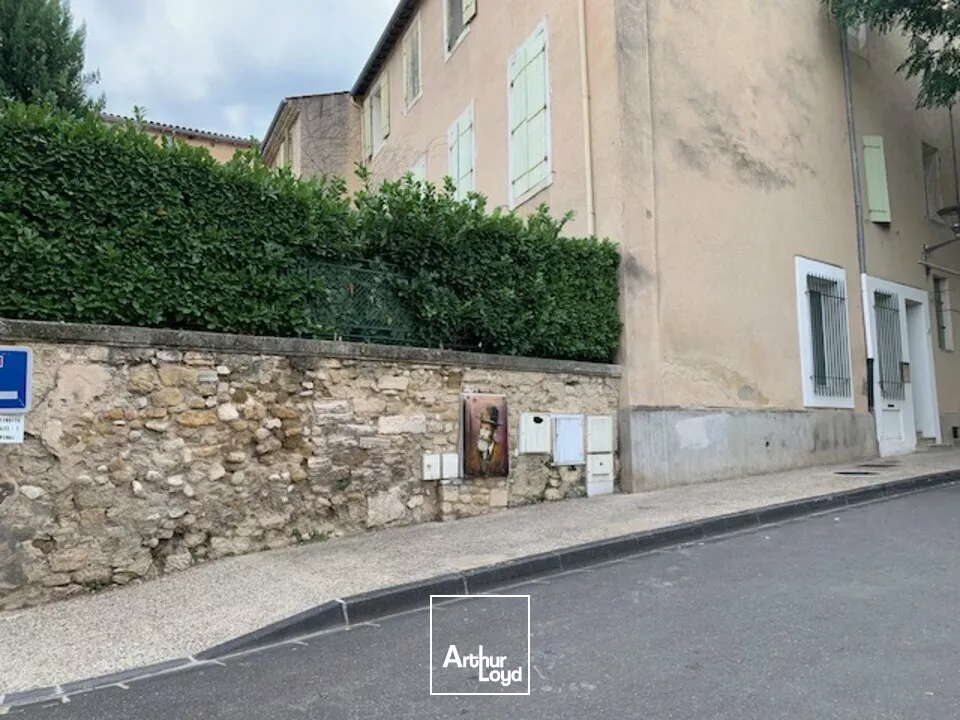 Carpentras centre ville, bureaux à vendre avec cours intérieure dans un immeuble de caractère