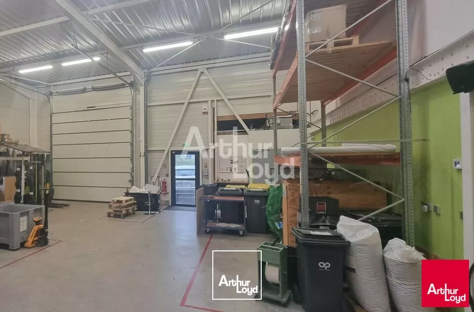 BEAUCOUZÉ LOCAL D'ACTIVITÉ 512 m² A LOUER