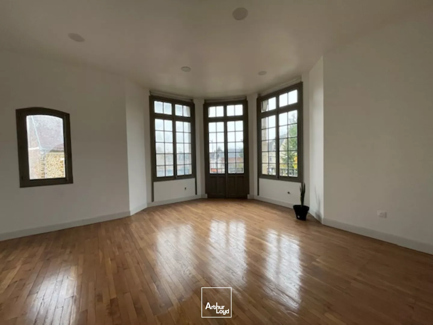 BUREAUX - A LOUER - SOISSONS CENTRE VILLE - IMMEUBLE DE STANDING