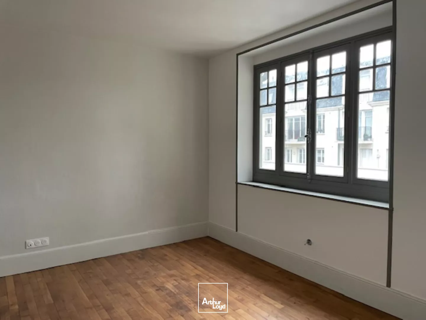 BUREAUX - A LOUER - SOISSONS CENTRE VILLE - IMMEUBLE DE STANDING