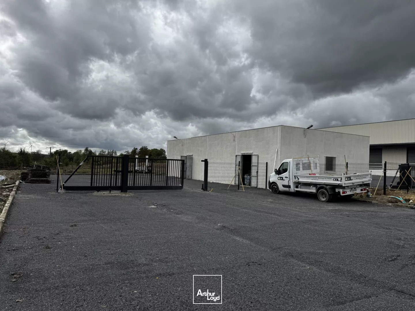 Atelier ou local de stockage de 200 m2 environ à vendre à 15 min de Château-Thierry et Soissons avec cour goudronnée sur un site clos de grillage avec portail électrique neuf.