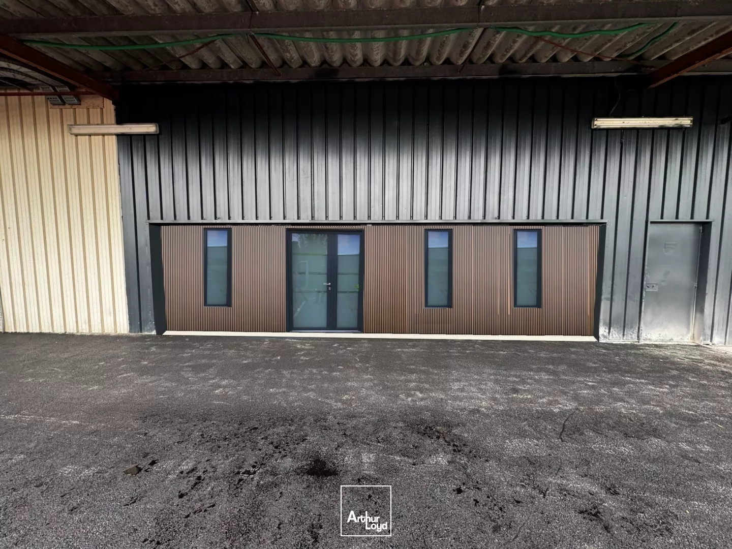 Nouveauté - Locaux d'activité de 1500 m2 environ à la location, à 15 min entre Soissons et Château-Thierry. Parking VL, accès PL et cour extérieure. Site clôturé avec portail él...