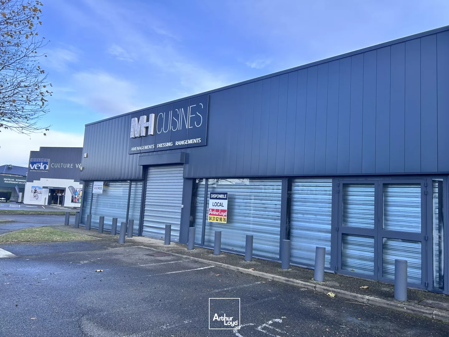 MACON SUD - LOCATION - LOCAL COMMERCIAL D'ANGLE AVEC TRES BELLE VITRINE