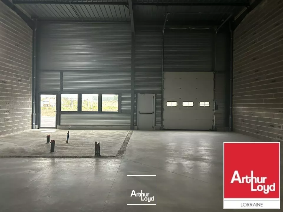 LOCAL D'ACTIVITE - ENTREPOT à LOUER de 200 m²