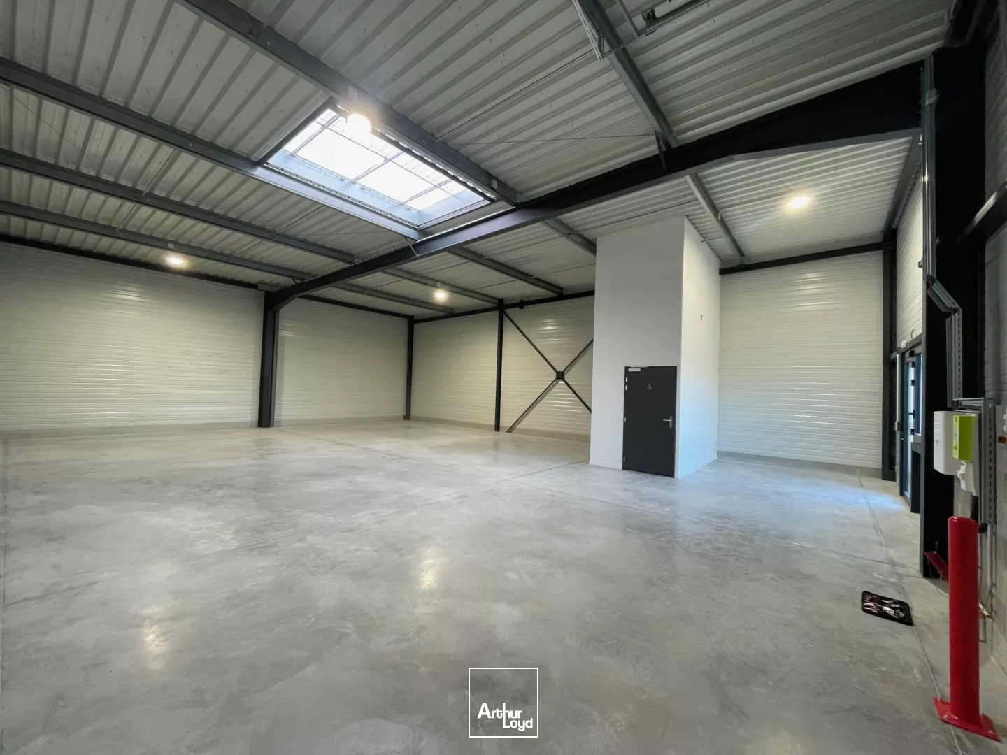 A LOUER - LOCAUX D'ACTIVITÉS NEUFS - 2544 M2 DIVISIBLES - SAINT-QUENTIN