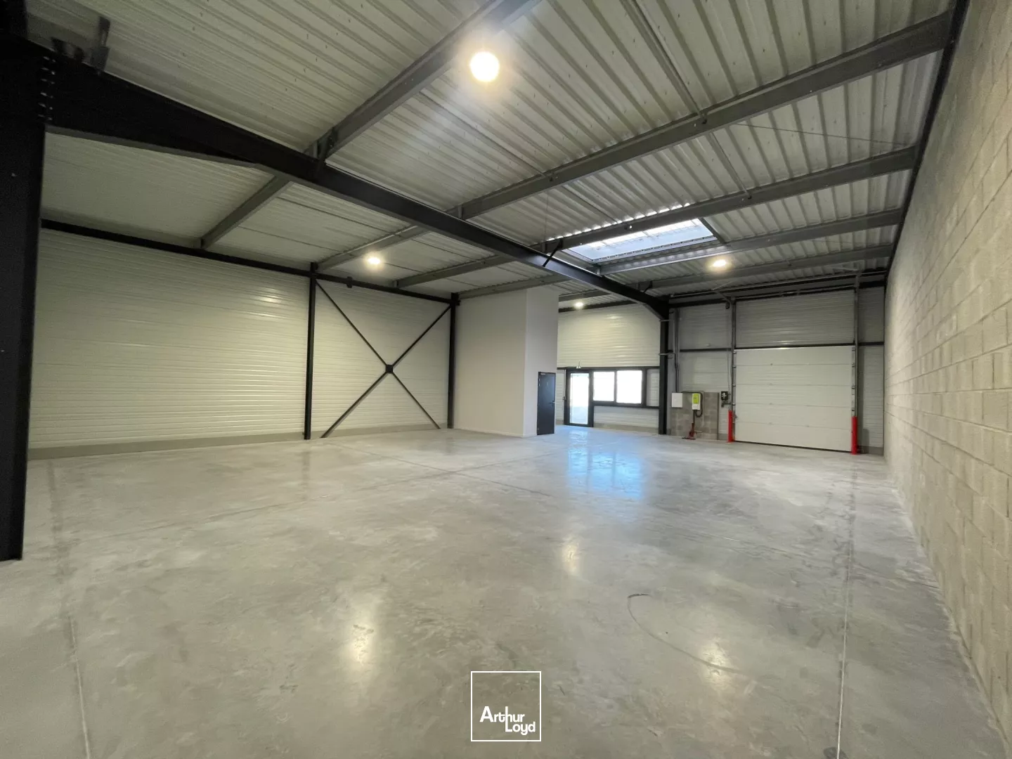 A LOUER - LOCAUX D'ACTIVITÉS NEUFS - 2544 M2 DIVISIBLES - SAINT-QUENTIN