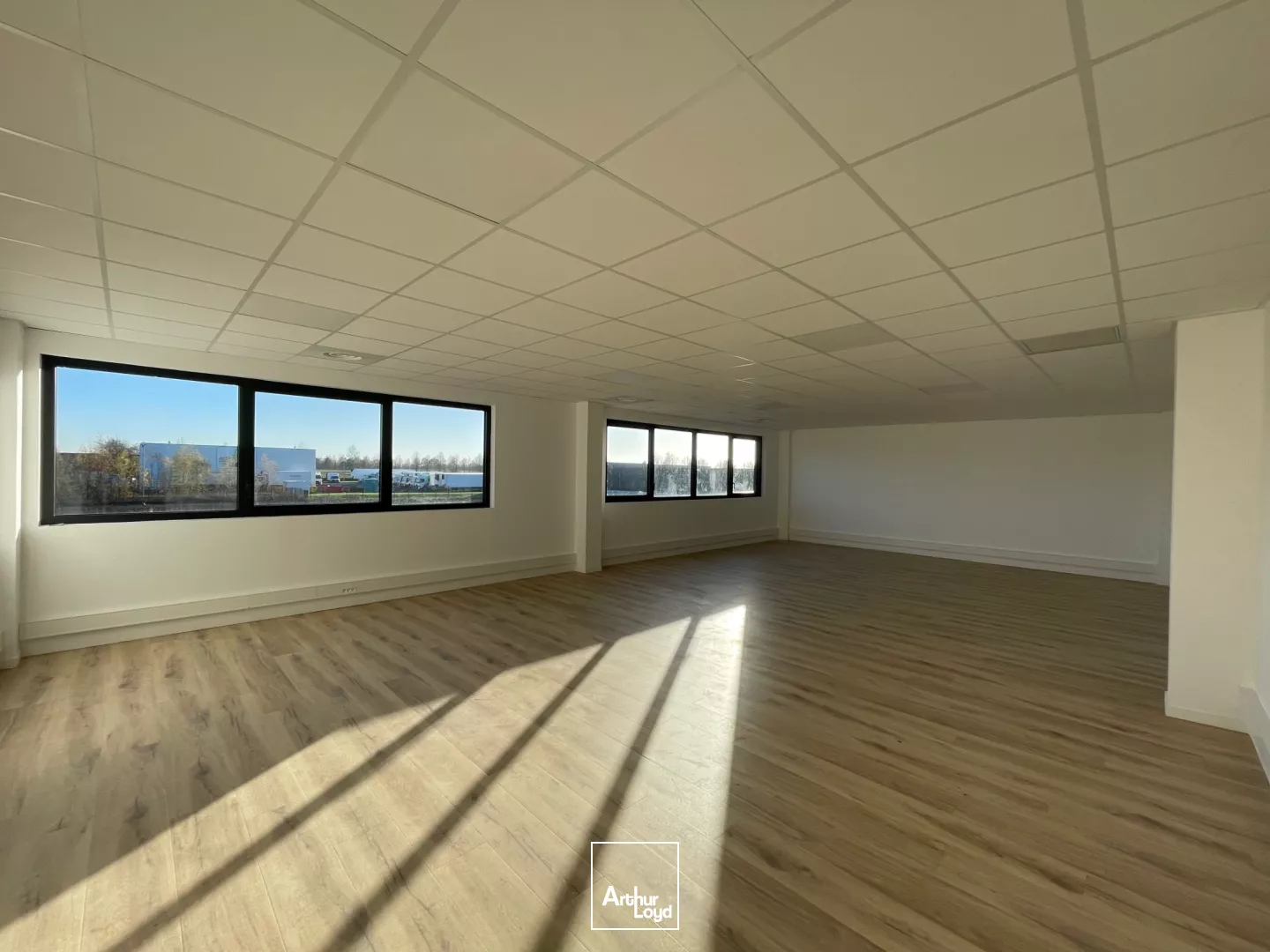 A LOUER - LOCAUX D'ACTIVITÉS NEUFS - 2268 M2 DIVISIBLES - SAINT-QUENTIN