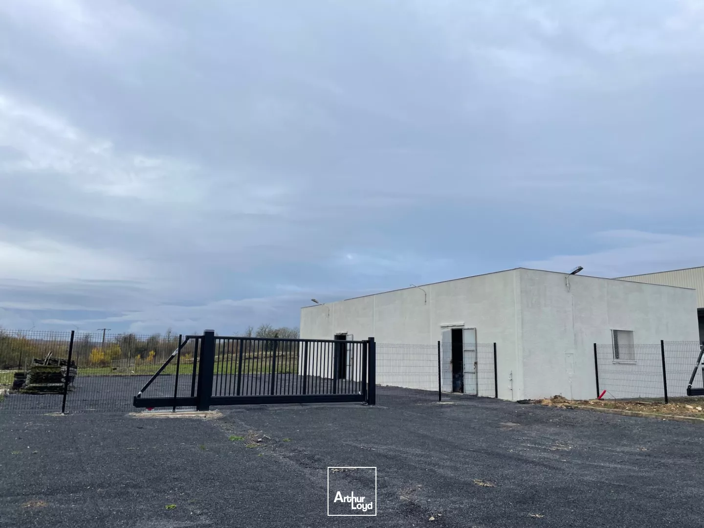 Atelier ou local de stockage de 200 m2 environ à vendre à 15 min de Château-Thierry et Soissons avec cour goudronnée sur un site clos de grillage avec portail électrique neuf.