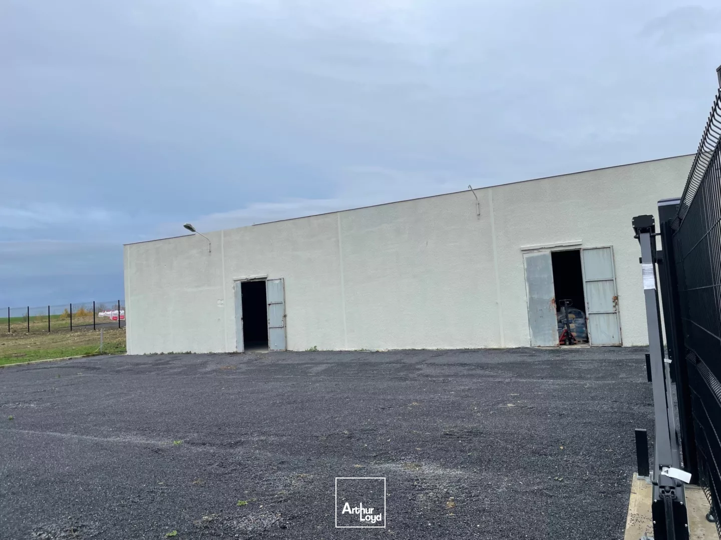 Atelier ou local de stockage de 200 m2 environ à vendre à 15 min de Château-Thierry et Soissons avec cour goudronnée sur un site clos de grillage avec portail électrique neuf.