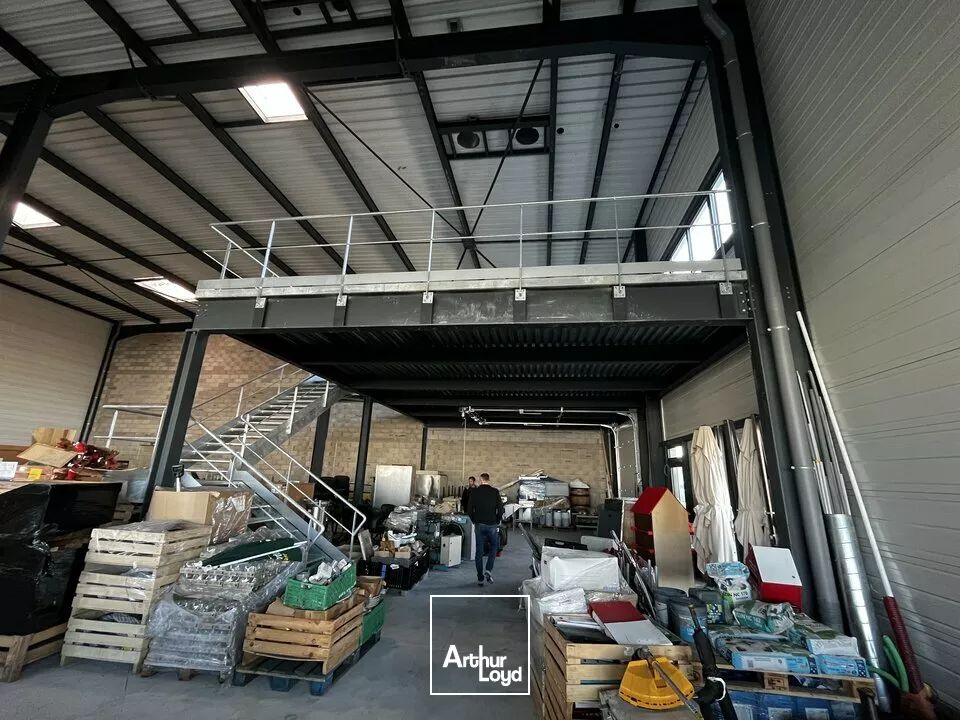 LOCAL D'ACTIVITE - ENTREPOT à LOUER de 680 m²