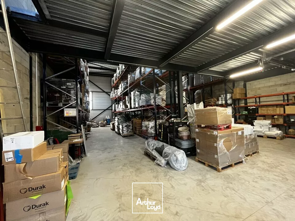 LOCAL D'ACTIVITE - ENTREPOT à LOUER de 680 m²